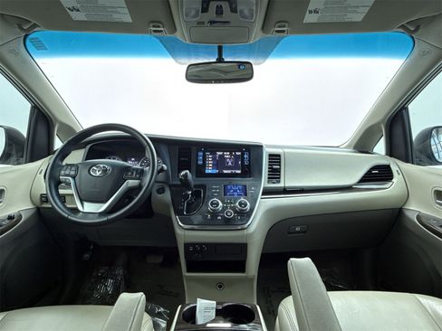 Used 2017 Toyota Sienna XLE image 19