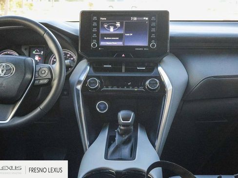 Used 2022 Toyota Venza LE image 16