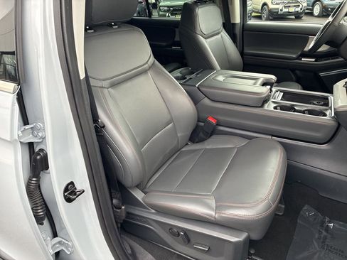 Used 2025 Ford Expedition Active image 28