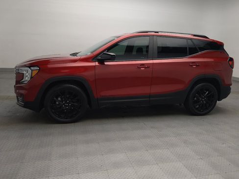 Used 2024 GMC Terrain SLE w/ Driver Convenience Package FWD image 2