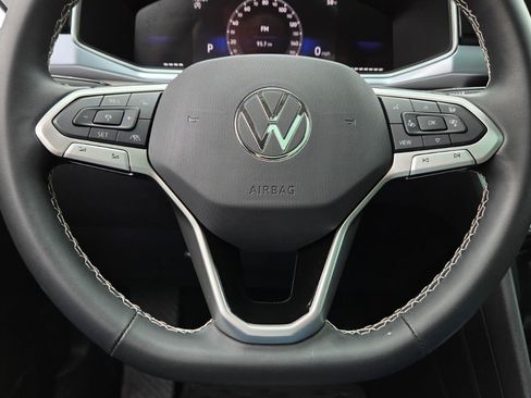 Certified 2025 Volkswagen Taos SE w/ Panoramic Sunroof Package FWD image 25