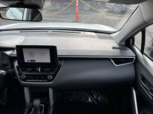 Used 2025 Toyota Corolla Cross LE image 34