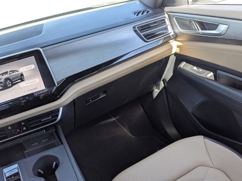 Used 2024 Volkswagen Atlas Cross Sport SE image 17