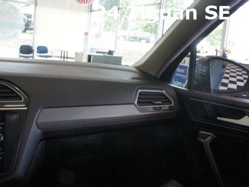 Used 2024 Volkswagen Tiguan SE w/ Panoramic Sunroof Package image 14