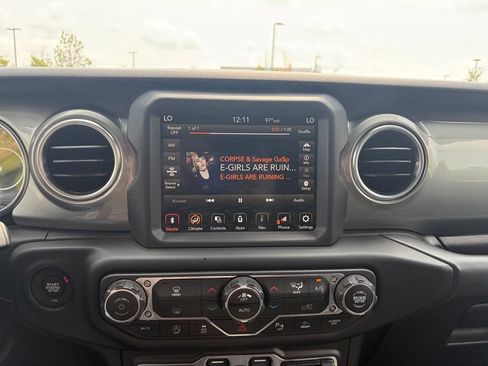 Used 2020 Jeep Gladiator Overland AWD/4WD image 37