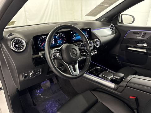 Used 2023 Mercedes-Benz GLA 250 4MATIC w/ Premium Package image 4