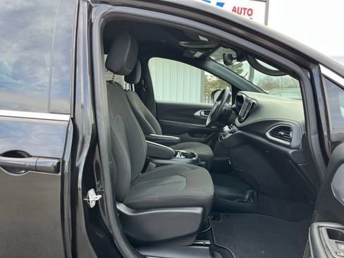 Used 2022 Chrysler Pacifica Touring FWD image 32