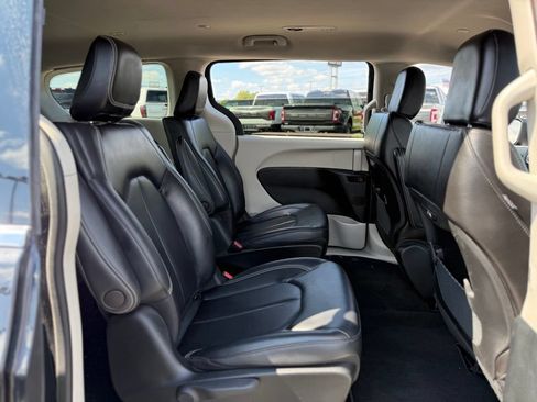Used 2023 Chrysler Pacifica Touring-L FWD image 15