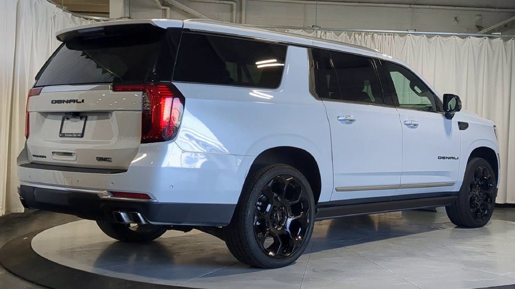 Used 2026 GMC Yukon XL Denali w/ Denali Reserve Package AWD/4WD image 10