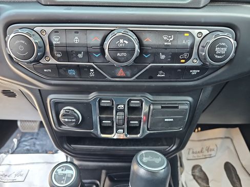 Used 2022 Jeep Wrangler Unlimited Sahara w/ Cold Weather Group AWD/4WD image 27