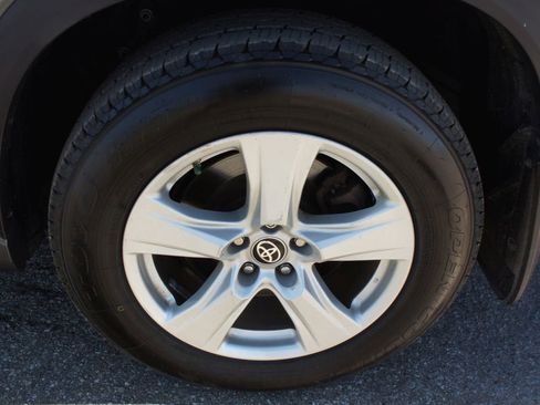 Used 2020 Toyota Highlander L image 26