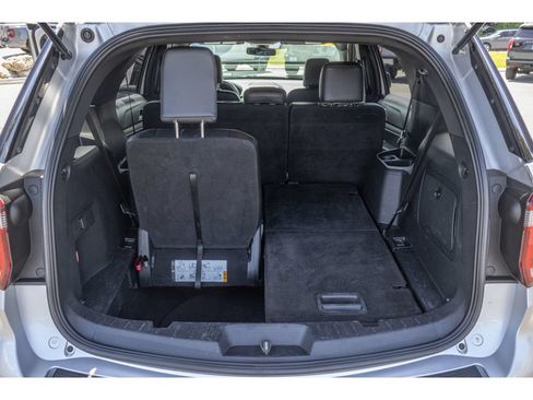 Used 2018 Ford Explorer XLT w/ Equipment Group 202A AWD/4WD image 17