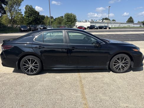 Used 2023 Toyota Camry SE FWD image 3