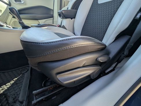 Used 2019 Jeep Compass Latitude w/ Cold Weather Group AWD/4WD image 17