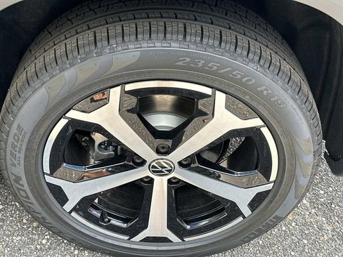 New 2025 Volkswagen Tiguan SE image 12