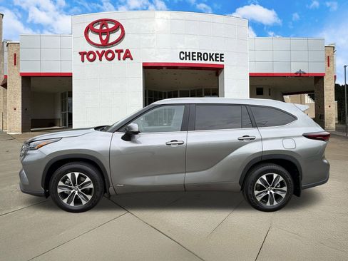 Used 2026 Toyota Highlander XLE AWD/4WD image 8