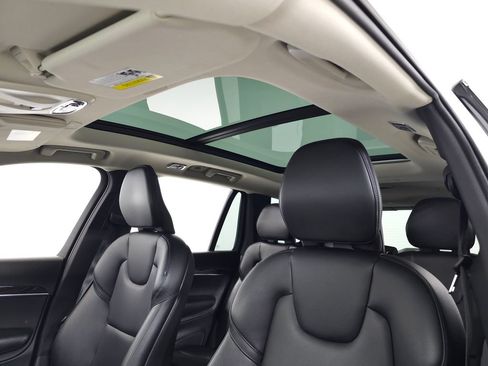 Used 2019 Volvo XC90 T5 Momentum w/ Multimedia Package AWD/4WD image 19