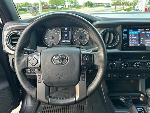 Used 2018 Toyota Tacoma TRD Off-Road w/ Technology Package AWD/4WD image 17