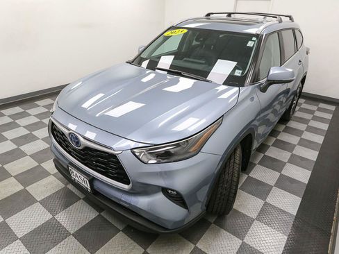 Used 2023 Toyota Highlander XLE AWD/4WD image 6