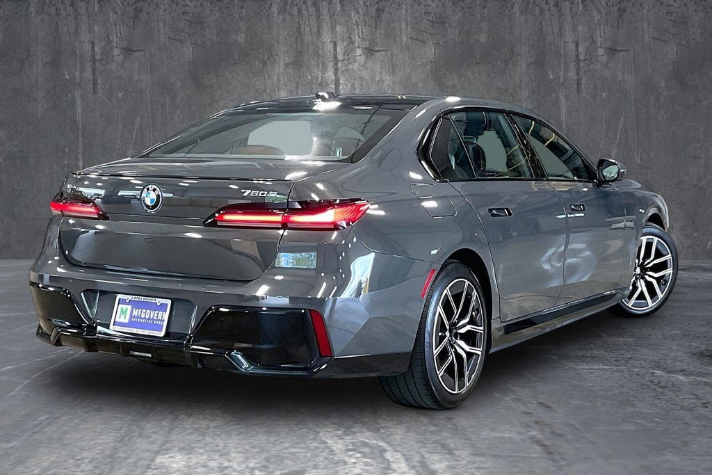 Used 2026 BMW 750e xDrive AWD/4WD image 7