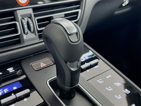 New 2026 Porsche Macan image 19