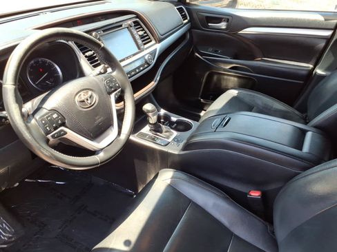 Used 2018 Toyota Highlander XLE FWD image 18