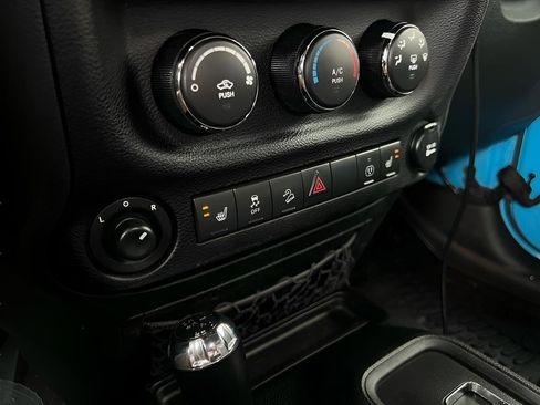 Used 2017 Jeep Wrangler Unlimited Sahara image 43