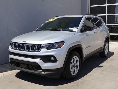 Used 2025 Jeep Compass Latitude AWD/4WD image 1