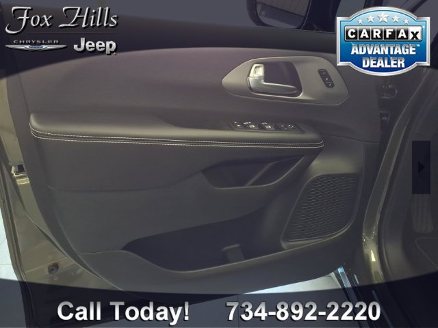 New 2027 Chrysler Pacifica Limited FWD image 12
