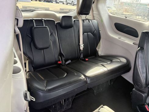 Used 2022 Chrysler Pacifica Touring-L image 15