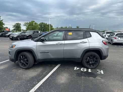 Used 2024 Jeep Compass Latitude w/ Sun and Sound Group AWD/4WD image 7