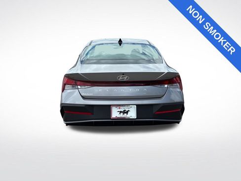 Used 2025 Hyundai Elantra SE FWD image 4