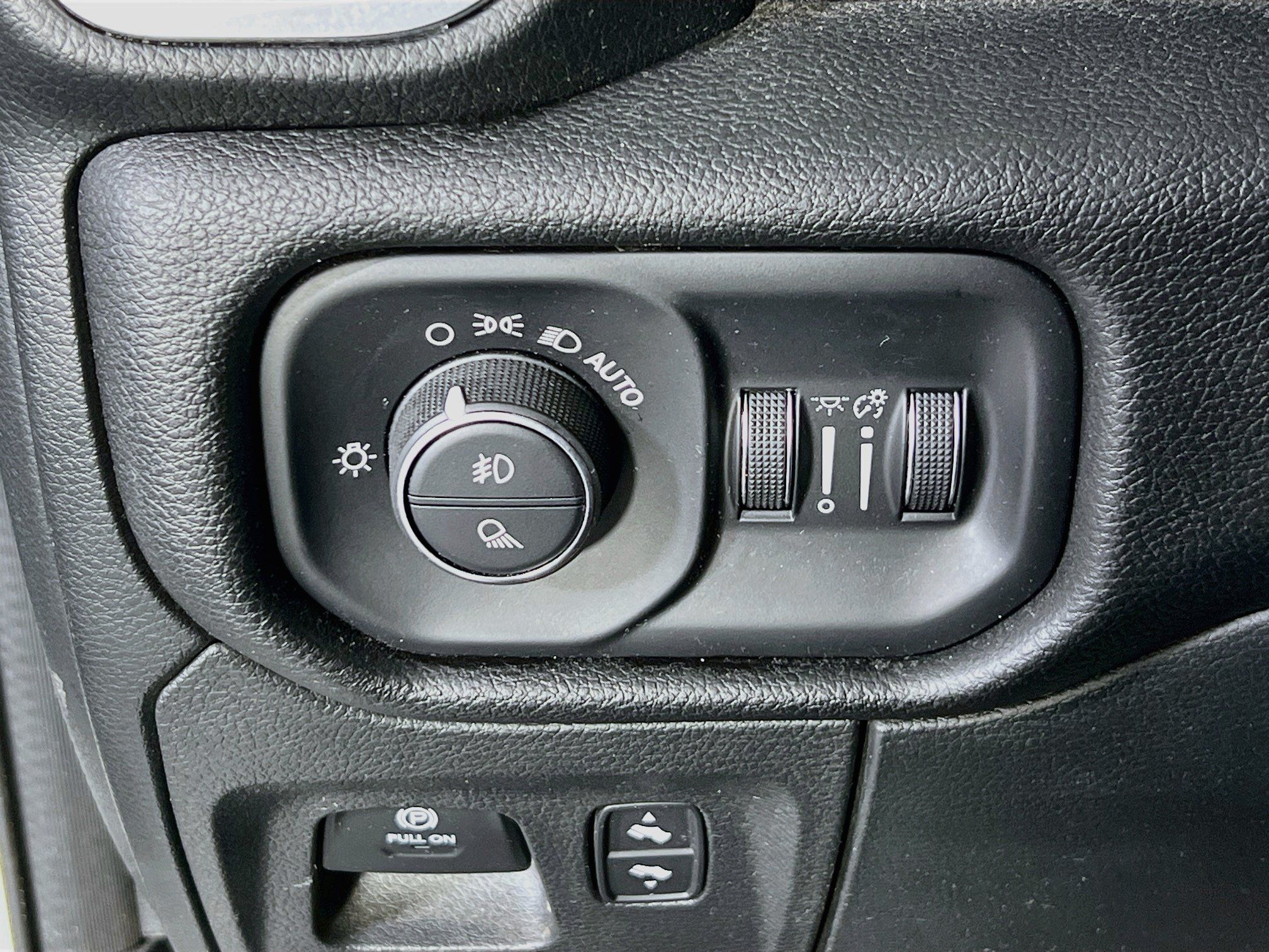 Used 2023 RAM 1500 Laramie AWD/4WD image 10