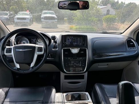 Used 2014 Chrysler Town & Country Touring FWD image 22