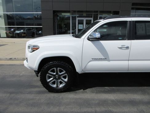 Used 2017 Toyota Tacoma Limited AWD/4WD image 2