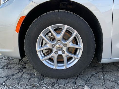 Used 2024 Chrysler Pacifica Touring-L FWD image 25