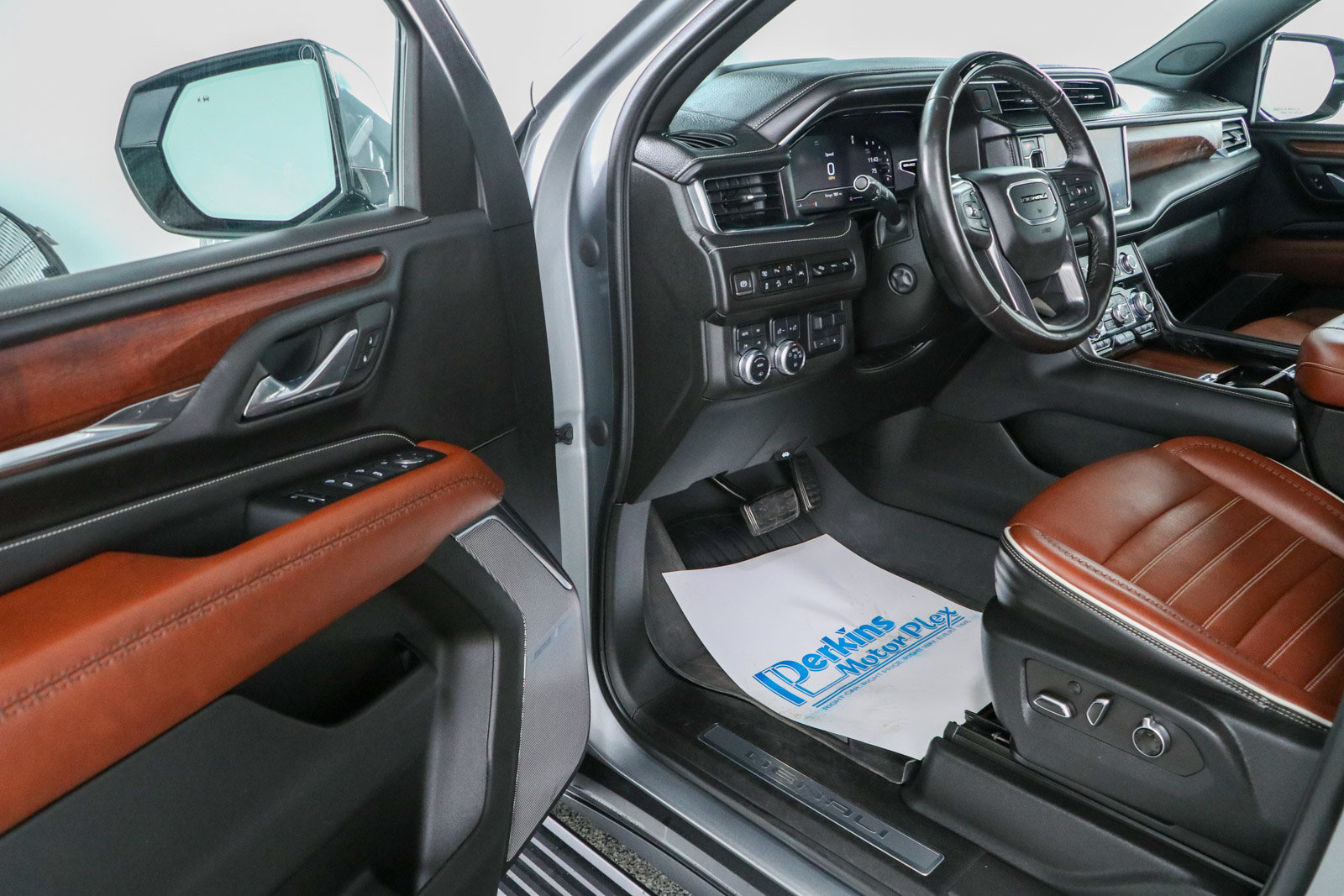 Used 2023 GMC Yukon Denali Ultimate AWD/4WD image 3