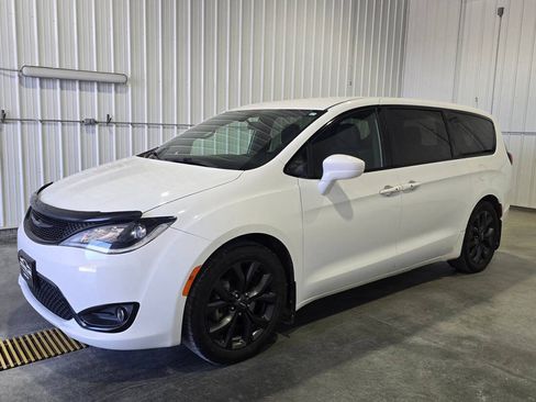 Used 2018 Chrysler Pacifica Touring Plus w/ S Appearance Package FWD image 2