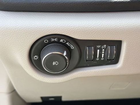 Used 2020 Chrysler Pacifica Touring w/ Advanced Safetytec Group FWD image 32