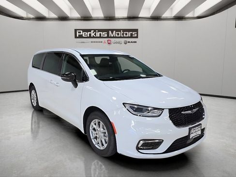 Used 2024 Chrysler Pacifica Touring-L FWD image 8