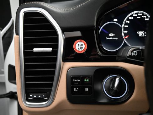 Used 2019 Porsche Cayenne Turbo w/ Premium Plus Package image 69