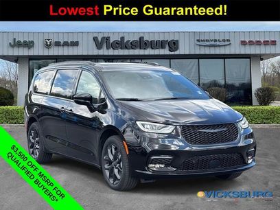 New 2026 Chrysler Pacifica Limited w/ S Appearance Package