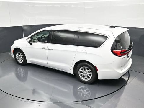 Certified 2023 Chrysler Pacifica Touring-L FWD image 55