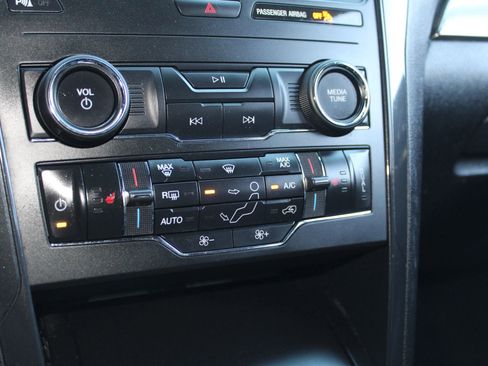 Used 2018 Ford Explorer XLT w/ Equipment Group 202A image 30