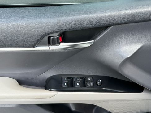 Used 2019 Toyota Camry SE FWD image 14