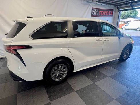 Used 2022 Toyota Sienna LE image 12