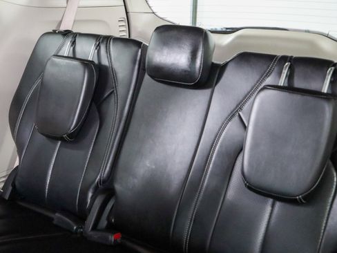 Used 2023 Chrysler Pacifica Touring-L FWD image 25