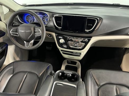 Certified 2024 Chrysler Pacifica Touring-L image 12