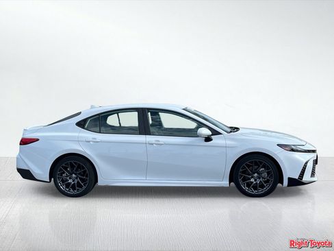 Used 2026 Toyota Camry SE FWD image 8