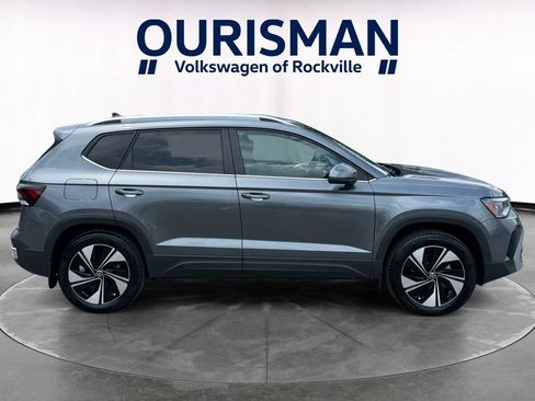 Used 2025 Volkswagen Taos SE w/ Panoramic Sunroof Package AWD/4WD image 7